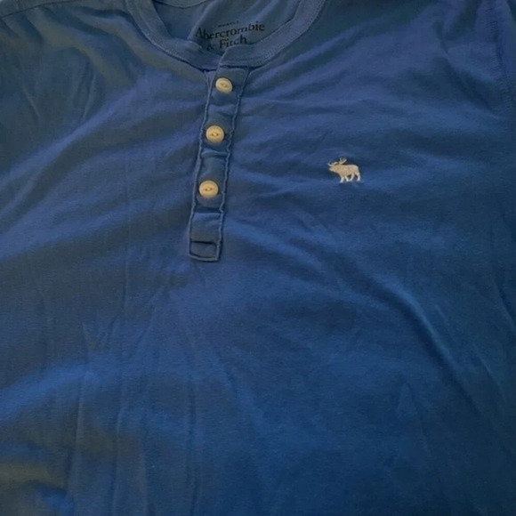 Abcrombie & Fitch partial button muscle tee, size small. - Picture 1 of 4